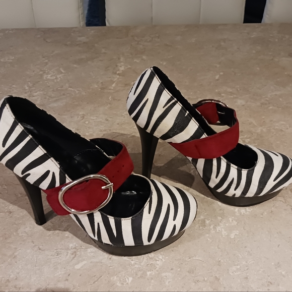 🦓 Cute Zebra Print Mary Jane Heels With Red Buckle 🦓 - Picture 4 of 14